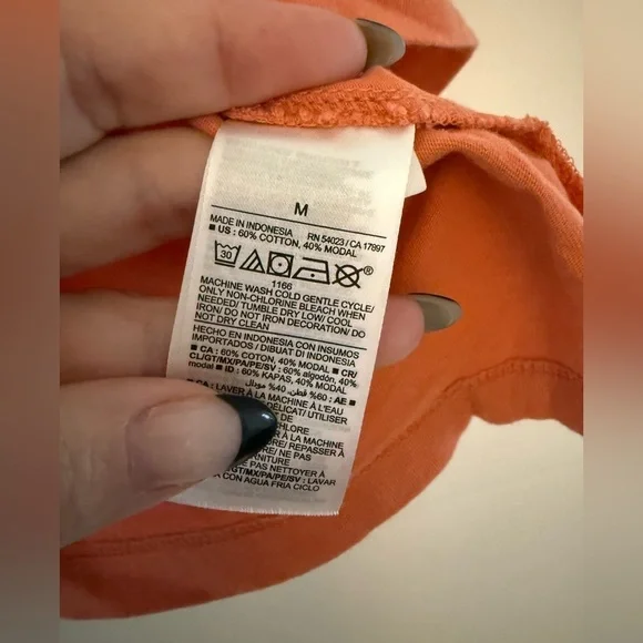 Old Navy Canada Graphic Boxy Tee, size M. Never a better time to show off 🇨🇦❤️! - Picture 7 of 7